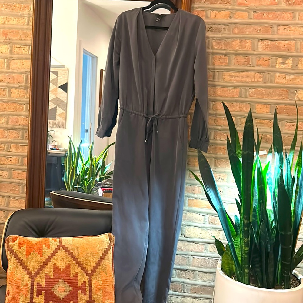 H&M soft gray jumpsuit with tie waist and pockets - size 8.